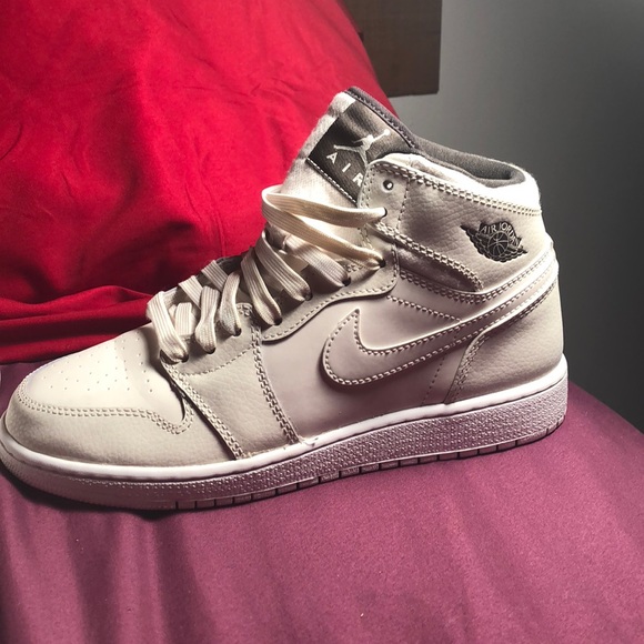 White Gum(not my wording🤗) 6.5 Youth Jordan’s. - Picture 2 of 4